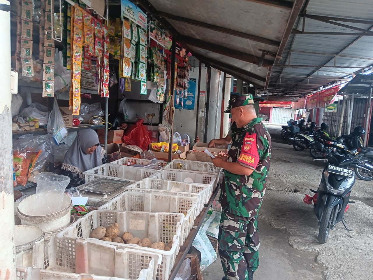 Babinsa Pantau Stok dan Harga Sembako Jelang Lebaran, Jaga Stabilitas Harga dan Ketahanan Pangan