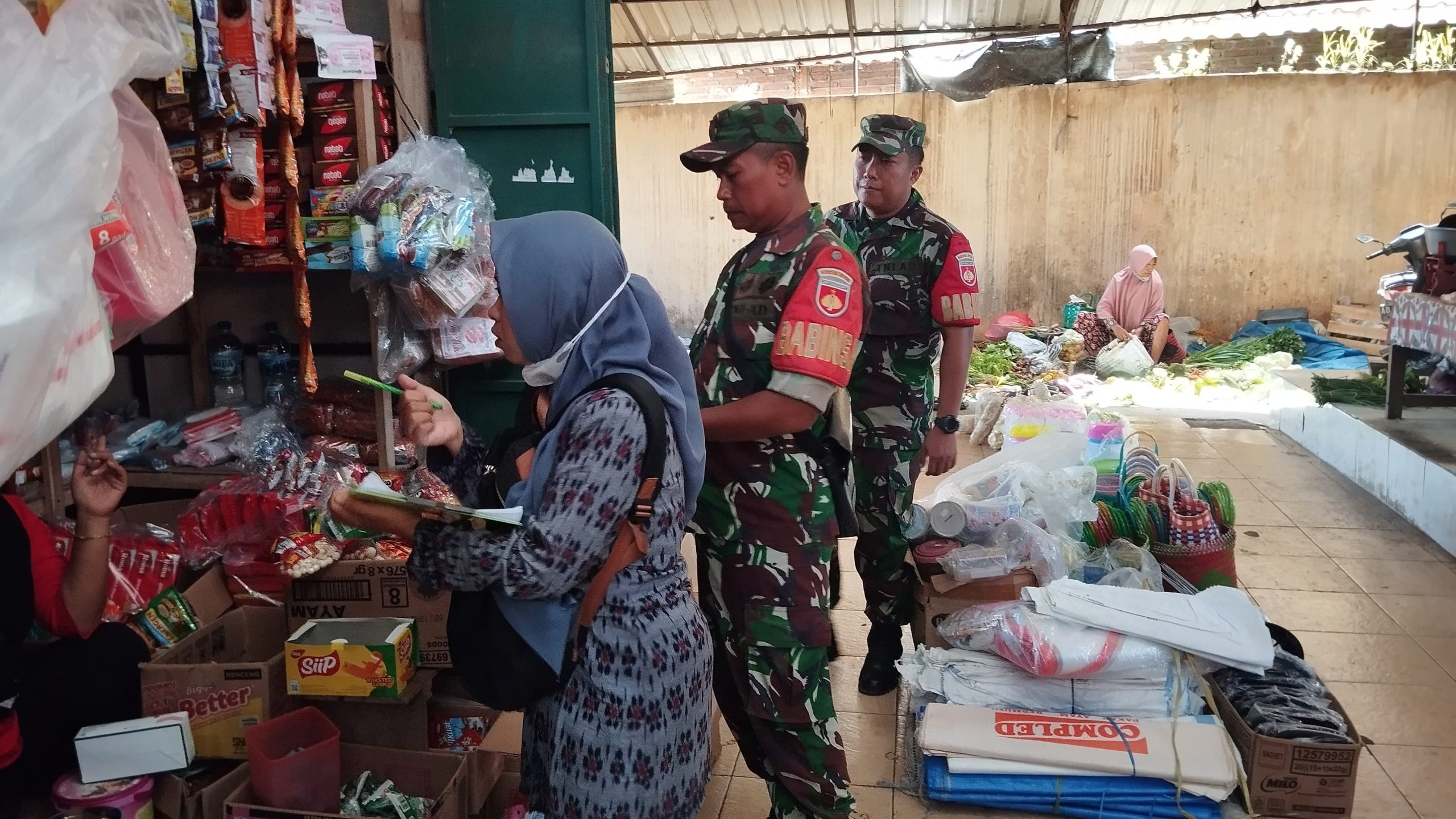 Babinsa Pantau Harga Sembako Pasca Lebaran, Pastikan Stabilitas Harga dan Ketersediaan Babinsa Pantau Harga Sembako Pasca Lebaran, Pastikan Stabilitas Harga dan Ketersediaan