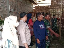 Babinsa Sosialisasikan Pencegahan Penyakit Mulut dan Kuku (PMK) di Kandang Warga Babinsa Sosialisasikan Pencegahan Penyakit Mulut dan Kuku (PMK) di Kandang Warga