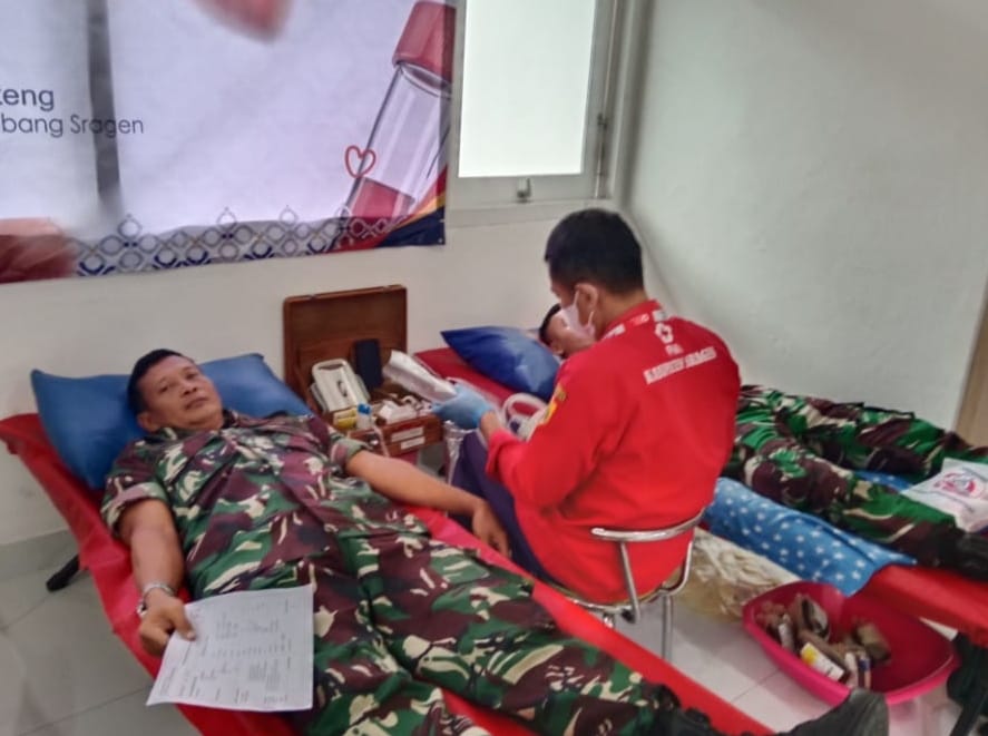Babinsa Ikut Giat Donor Darah, Tetesan Darah Bukti Pengabdian di Tengah Masyarakat