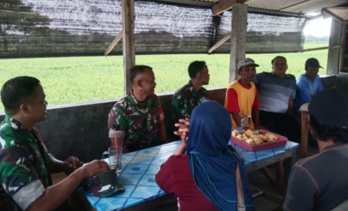 Peran Warung Kopi Sebagai Pusat Informasi Babinsa Tetap Tak Tergantikan