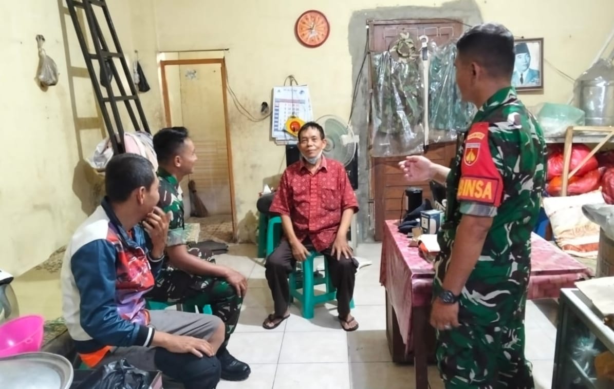 Babinsa Mencari Informasi dari Warga, Membangun Jembatan Komunikasi yang Kuat Babinsa Mencari Informasi dari Warga, Membangun Jembatan Komunikasi yang Kuat