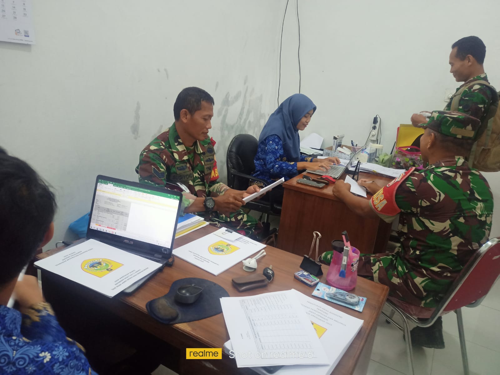 Babinsa Mendekatkan Diri, Silaturahmi ke Kantor Desa, Jalin Kekompakan Aparat Pemerintahan