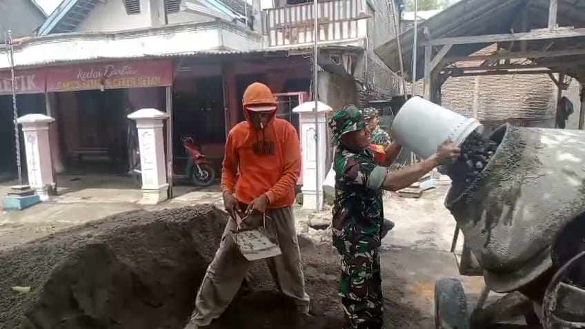 Babinsa Tak Sekedar Jaga Keamanan, Juga Turun Tangan Cor Jalan