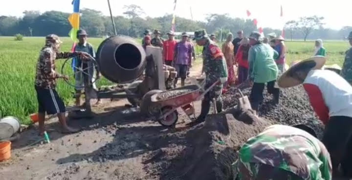 Babinsa Membaur dengan Masyarakat, Bangun Jalan Pertanian