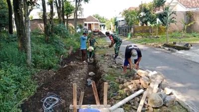 Babinsa Sigap Bantu Warga Bangun Talud, Jaga Infrastruktur Jalan Utama Desa Babinsa Sigap Bantu Warga Bangun Talud, Jaga Infrastruktur Jalan Utama Desa