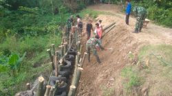 Babinsa Berperan Aktif Membangun Tanggul Penahan Longsor, Jaga Desa dari Bencana