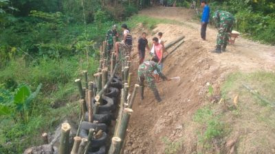 Babinsa Berperan Aktif Membangun Tanggul Penahan Longsor, Jaga Desa dari Bencana