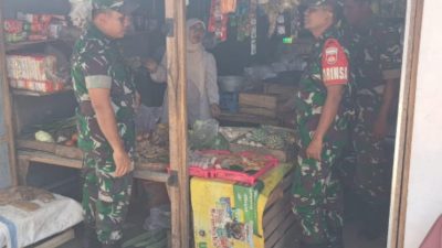 Babinsa Kunjungi Kios ke Kios, Awasi Harga Sembako Untuk Kesejahteraan Rakyat