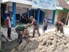 Babinsa Bantu Warga Bangun Kandang Ternak