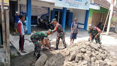 Babinsa Bantu Warga Bangun Kandang Ternak