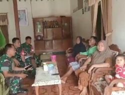 Musim Hujan Masih Terus Mengguyur, Babinsa Imbau Warga Rajin Bersihkan Saluran Air