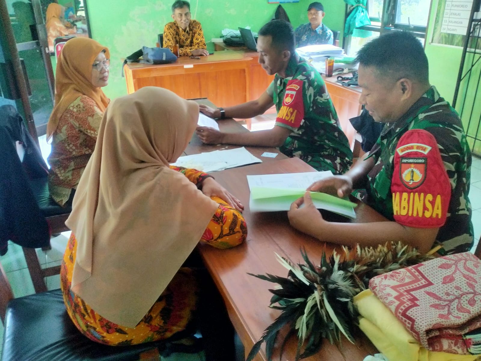 Babinsa Lakukan Pendataan Lahan Pertanian di Kantor Desa, Kerjasama  Untuk Ketahanan Pangan