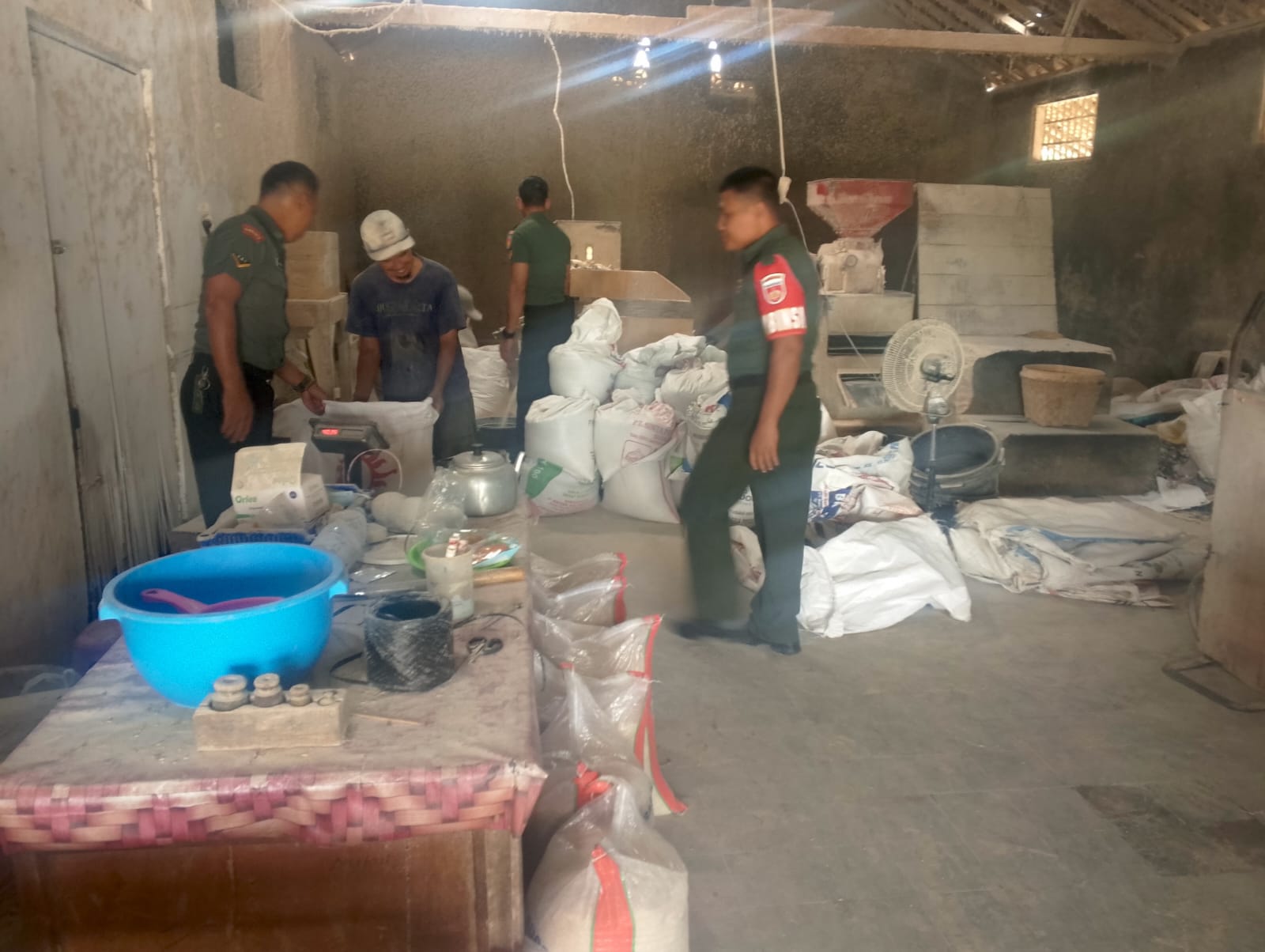 Babinsa Awasi Stok Beras di Penggilingan Padi, Pastikan Ketersediaan Pangan Aman