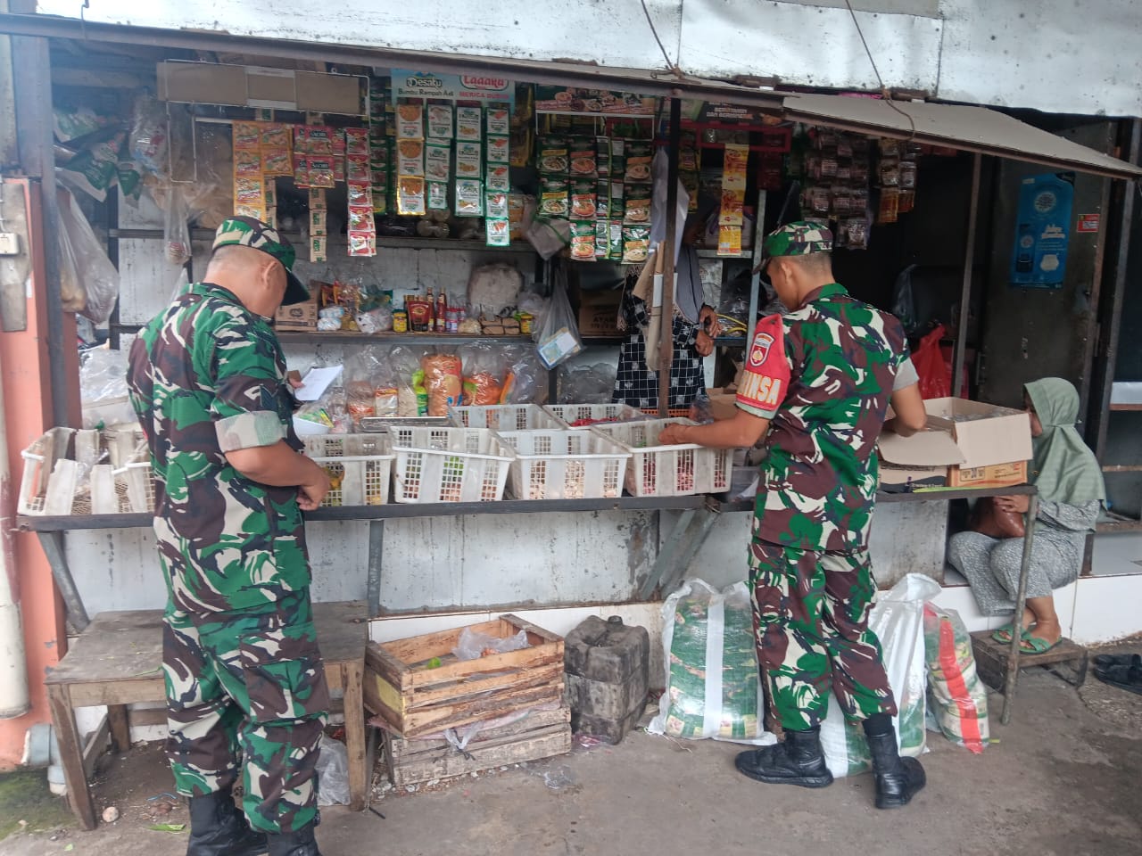 Babinsa Siaga, Pantau Stok Sembako