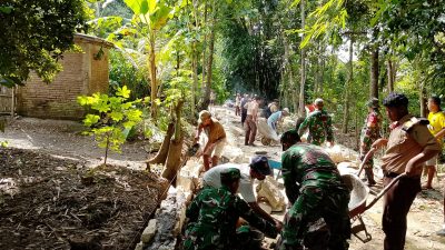 Babinsa Pimpin Karya Bakti, Talud Jalan Utama Desa Semakin Kokoh