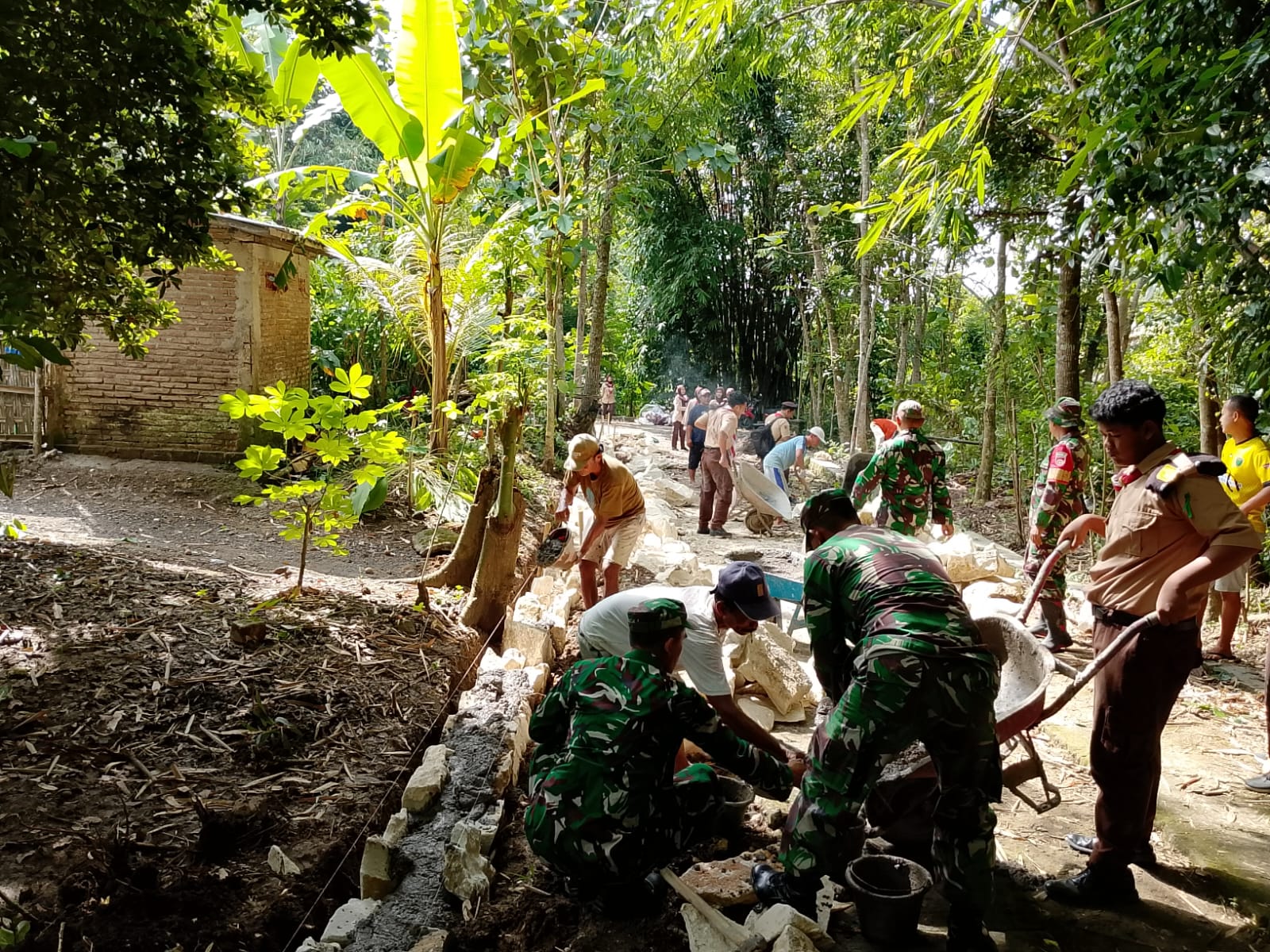 Babinsa Pimpin Karya Bakti, Talud Jalan Utama Desa Semakin Kokoh