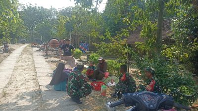 Babinsa Kembangkan Keakraban dengan Warga Melalui Komunikasi Sosial