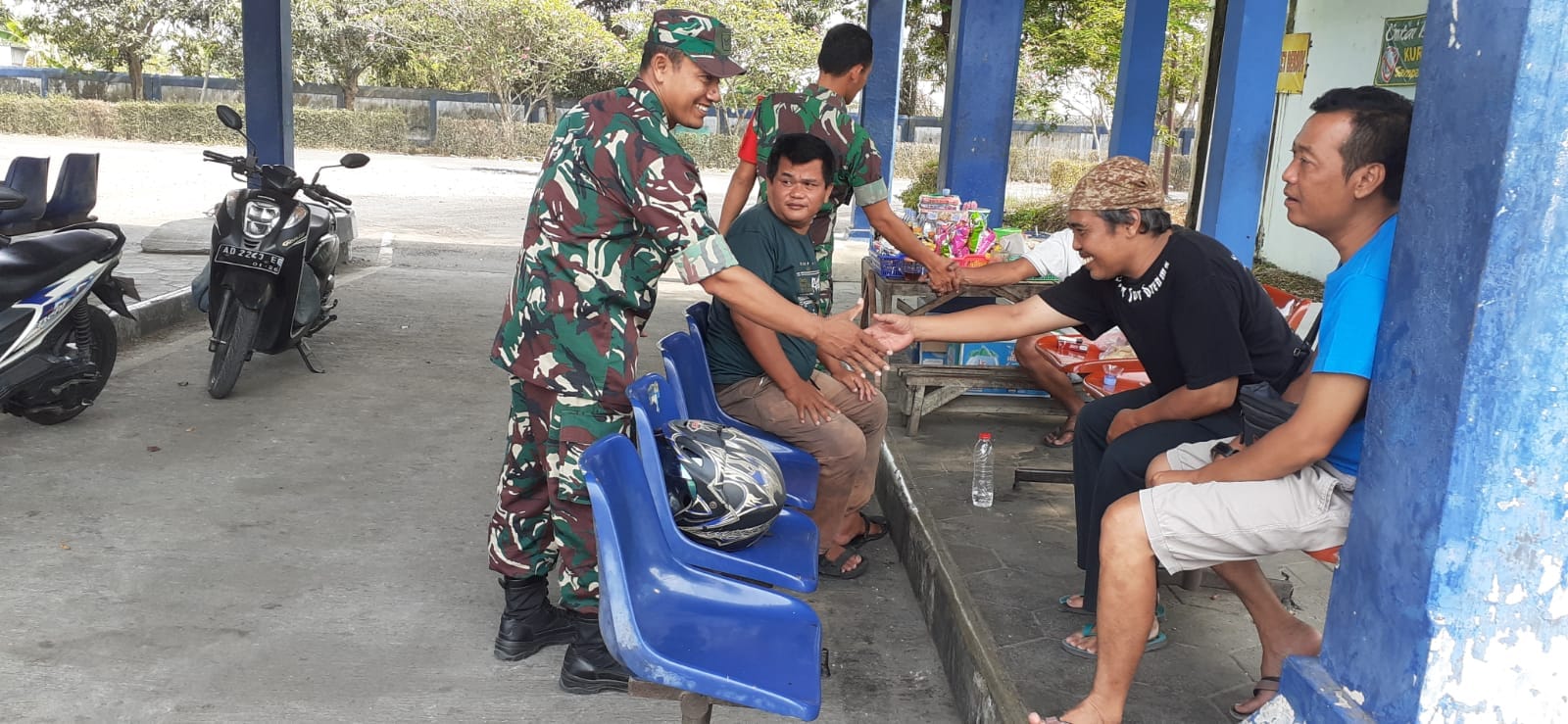 Babinsa Himbau Warga Waspadai Orang Asing Yang Masuk Ke Lingkungan