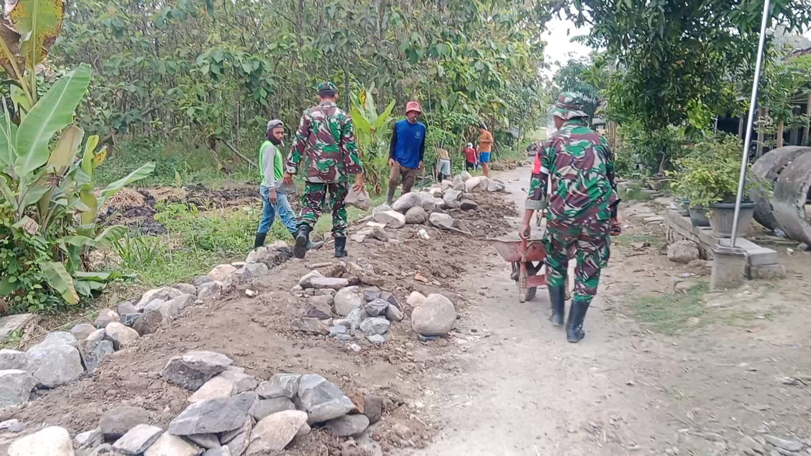 Babinsa Bersama Warga Sukses Bangun Talud, Cegah  Longsor