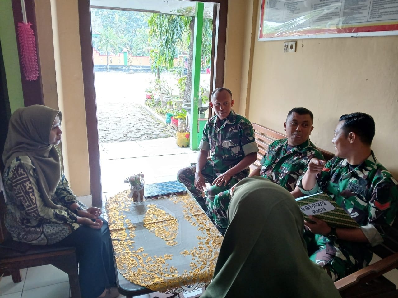 Babinsa Update Data Kependudukan, Kunjungi Sekolah Dasar