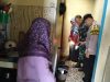 Babinsa Dampingi Kader Kesehatan Cek Jentik Nyamuk di Rumah Warga