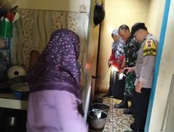 Babinsa Dampingi Kader Kesehatan Cek Jentik Nyamuk di Rumah Warga