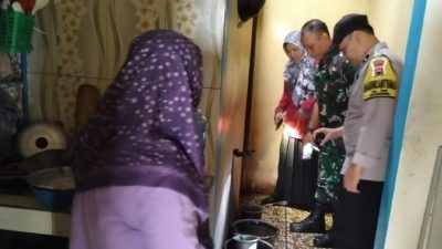 Babinsa Dampingi Kader Kesehatan Cek Jentik Nyamuk di Rumah Warga
