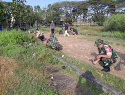 Keliling Lingkungan Desa, Babinsa Pimpin Kerja Bakti Bersama Warga Keliling Lingkungan Desa, Babinsa Pimpin Kerja Bakti Bersama Warga