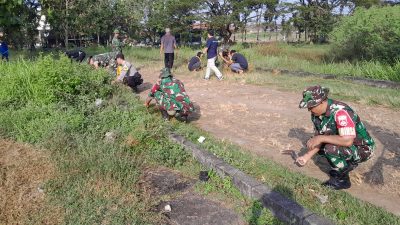 Keliling Lingkungan Desa, Babinsa Pimpin Kerja Bakti Bersama Warga