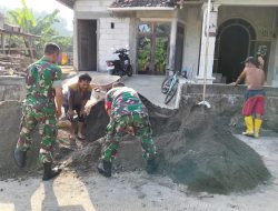 Babinsa Berperan Aktif, Bantu Warga Pelebaran Selokan