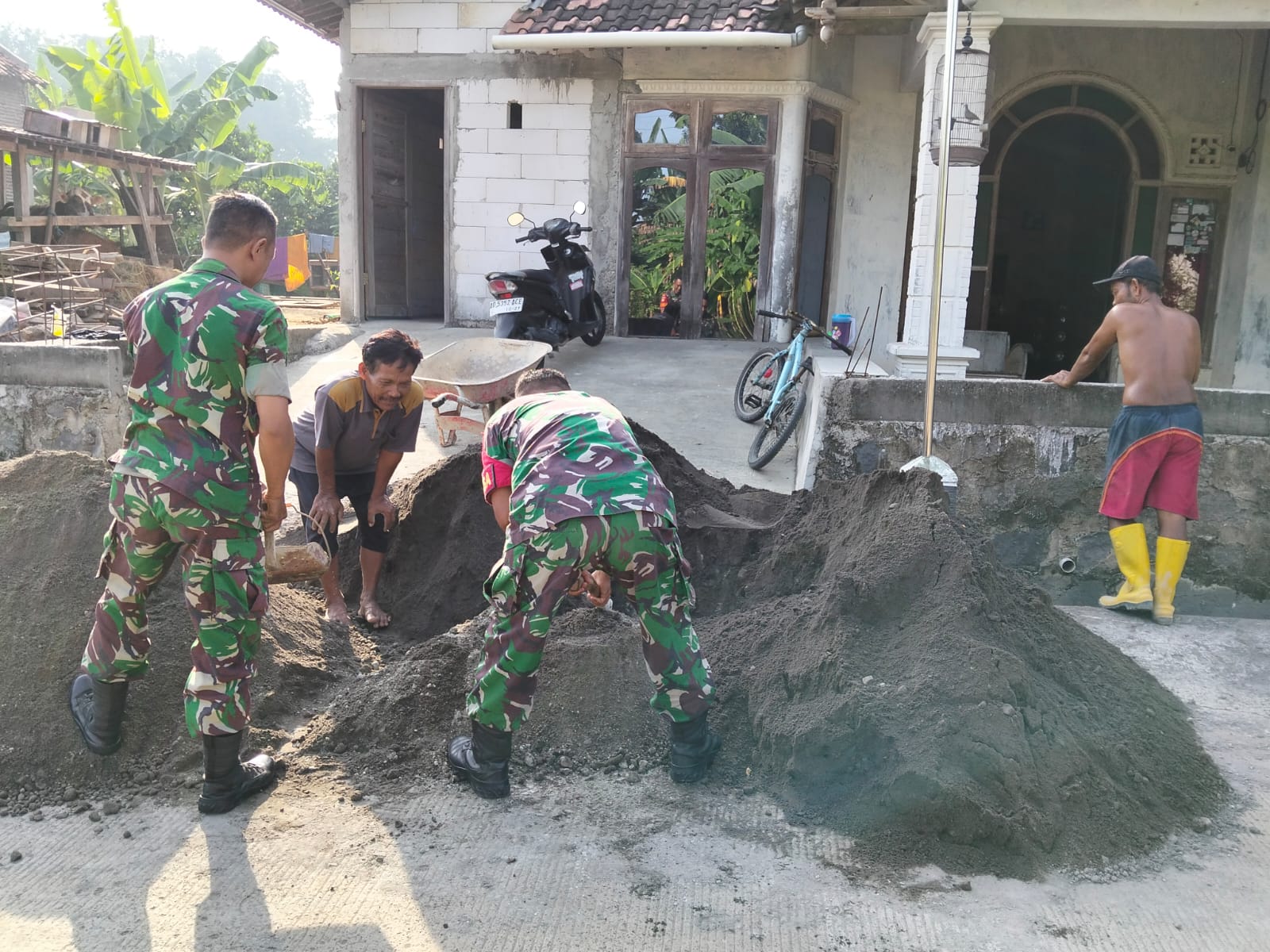 Babinsa Berperan Aktif, Bantu Warga Pelebaran Selokan