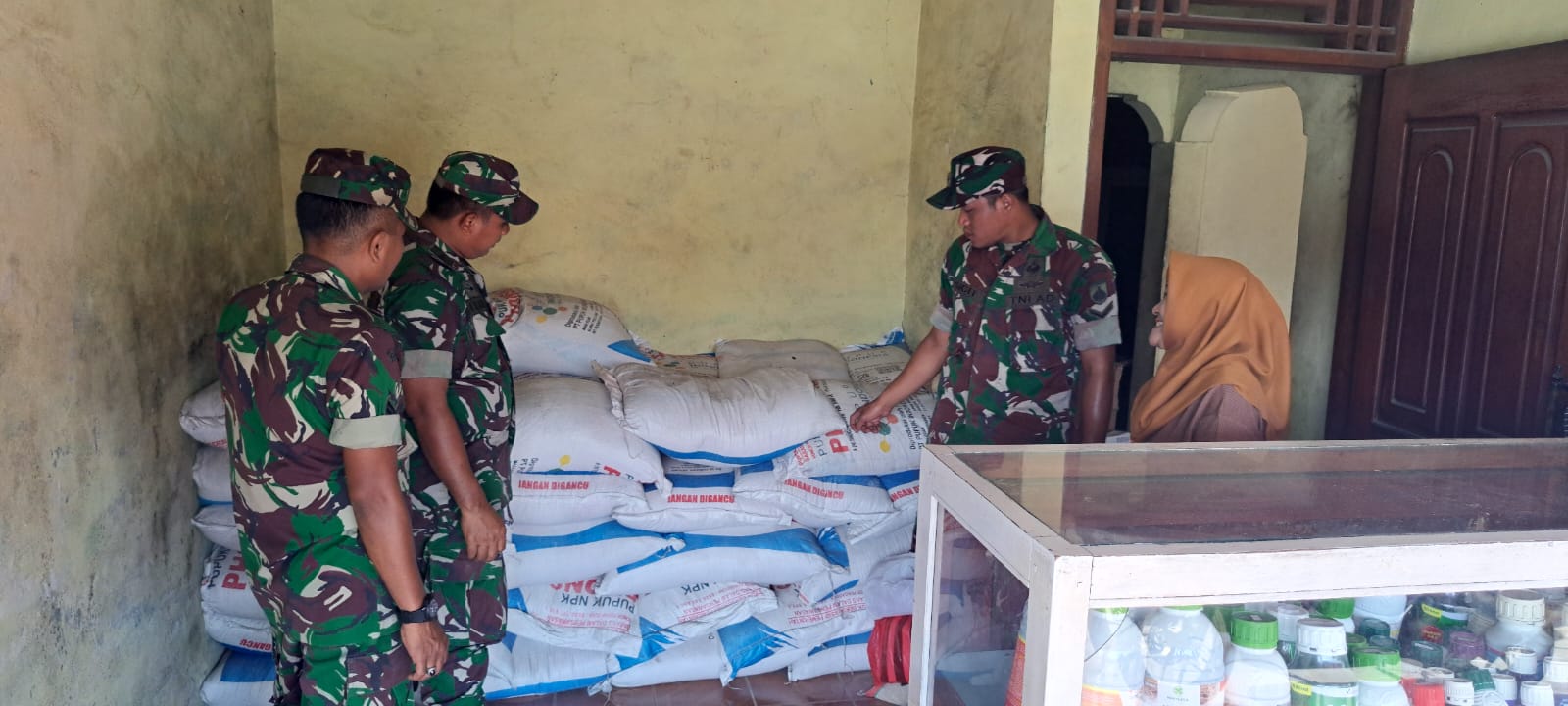 Babinsa Sidak Ketersediaan Pupuk, Pastikan Distribusi Lancar