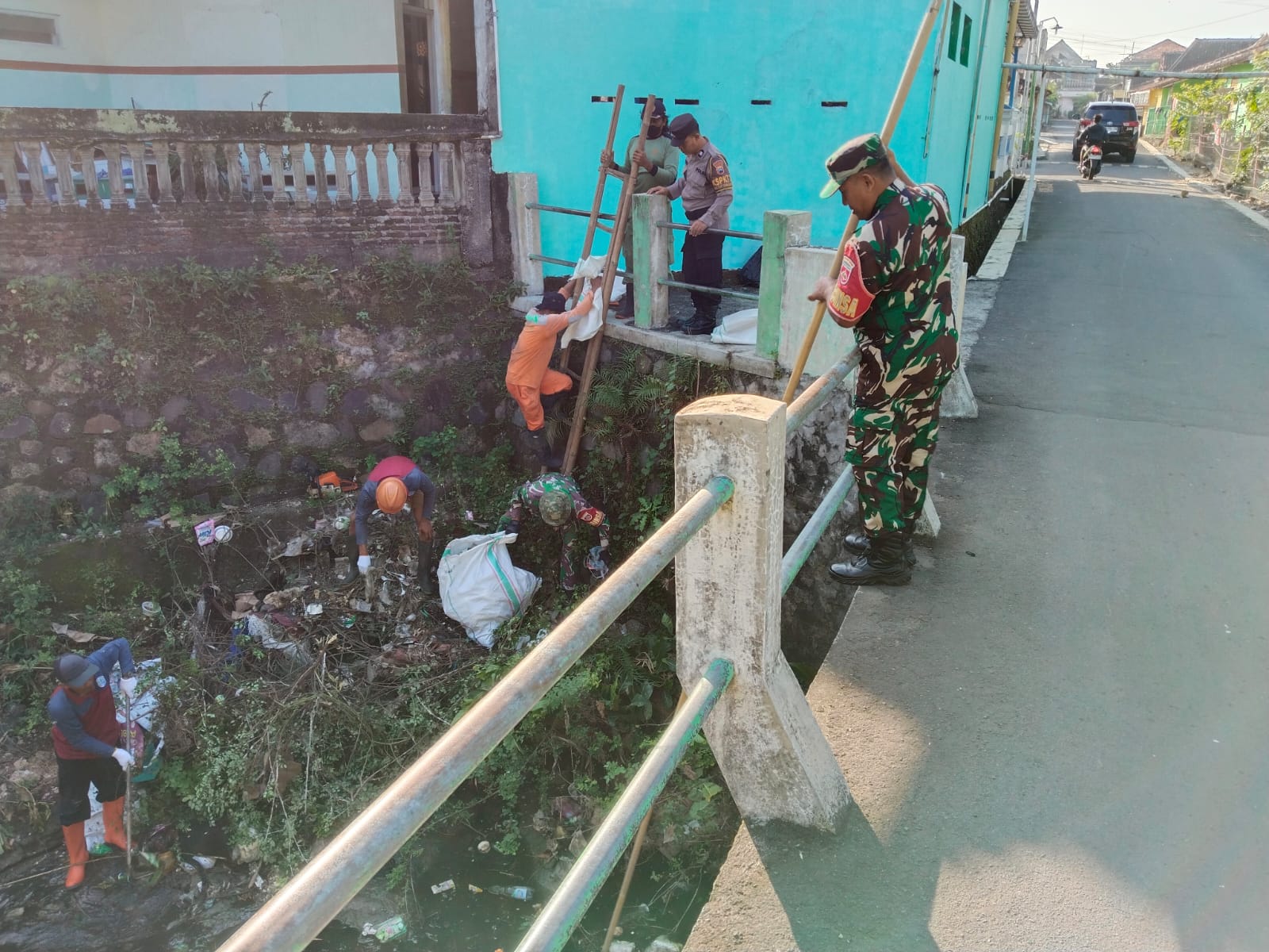 Koramil Gemolong  Kerahkan Anggota Untuk Kerja Bakti Pembersihan Sungai