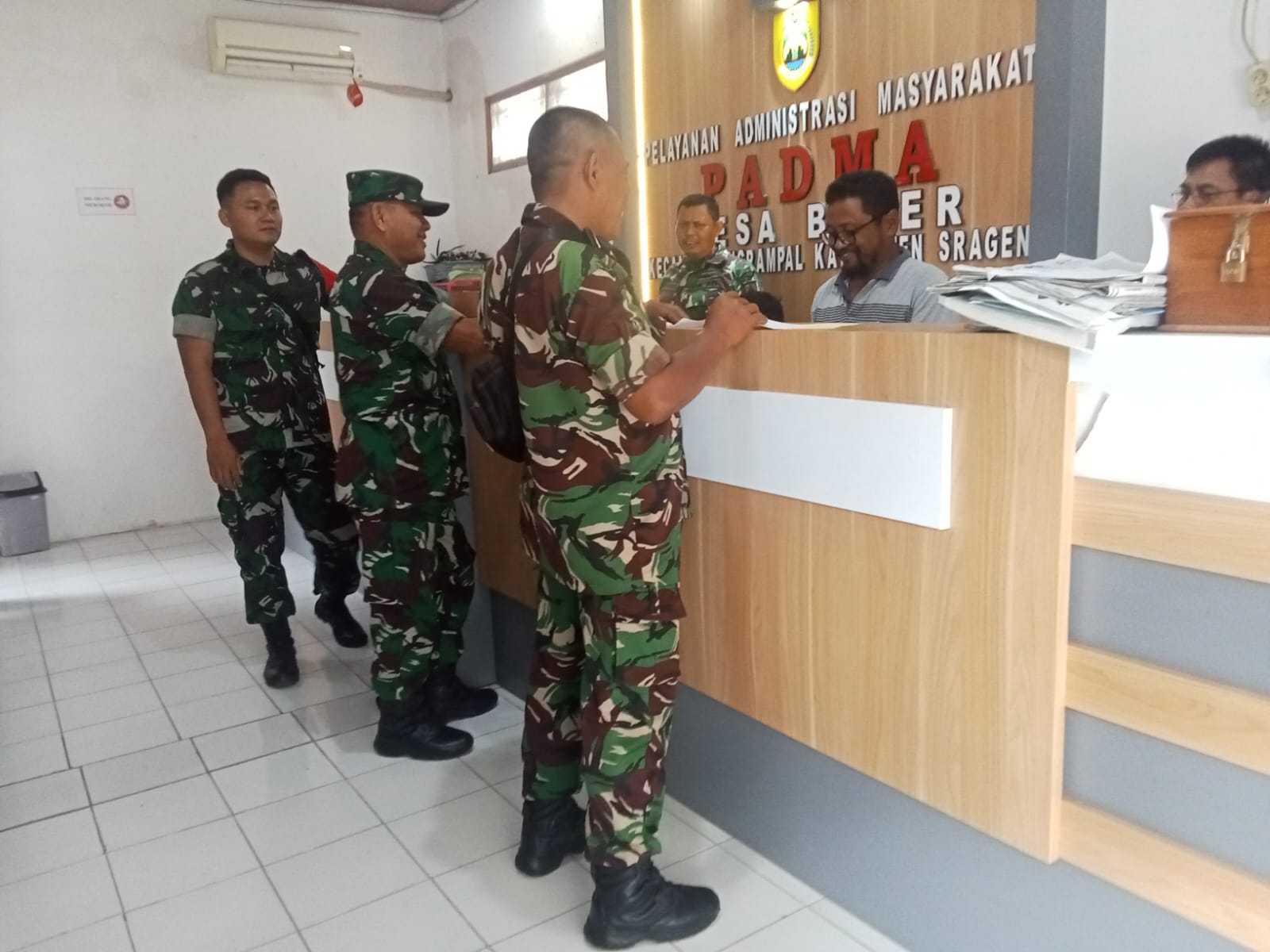 Babinsa Berkunjung ke Kantor Desa Jalin Komunikasi