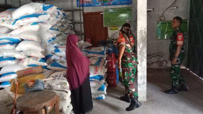 Babinsa Pantau Harga Pupuk, Pastikan Ketersediaan dan Harga Terjangkau