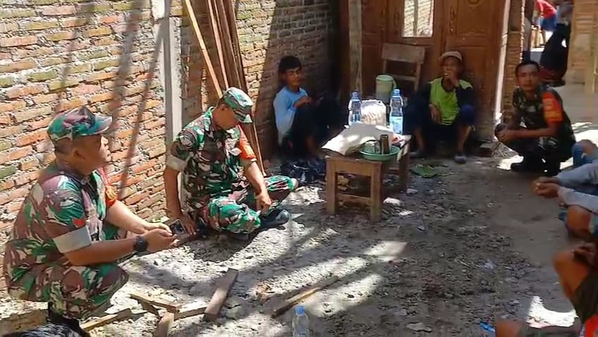 Babinsa Himbau Warga Jaga Keamanan Saat Bekerja