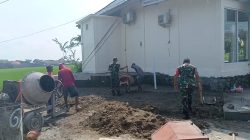 Babinsa Bantu Pengecoran Halaman Masjid, Wujud Sinergi TNI-Rakyat