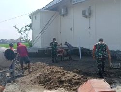 Babinsa Bantu Pengecoran Halaman Masjid, Wujud Sinergi TNI-Rakyat Babinsa Bantu Pengecoran Halaman Masjid, Wujud Sinergi TNI-Rakyat