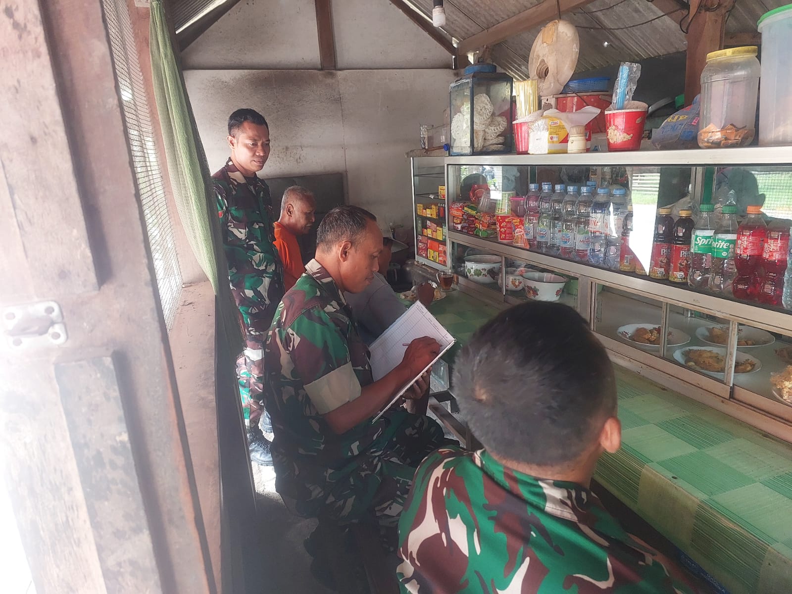 Babinsa Himbau Warga Pupuk Rasa Persatuan dan Kesatuan