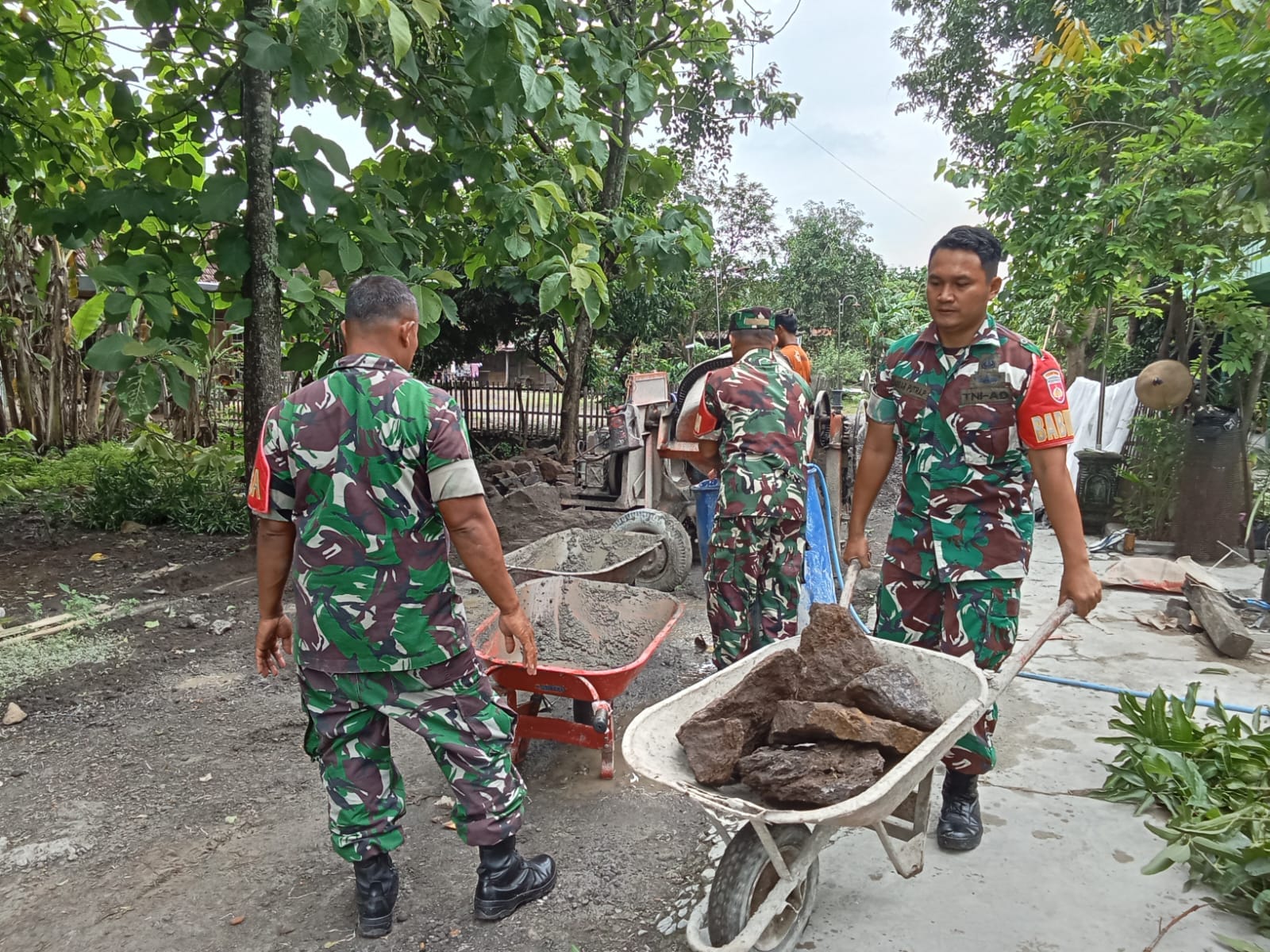 Babinsa Bersama Warga Sukseskan Karya Bakti Pengecoran Jalan, Wujudkan Infrastruktur Desa yang Lebih Baik