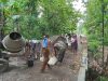Babinsa Bersinergi dengan Masyarakat Gotong Royong Perbaiki Jalan Desa