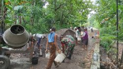 Babinsa Bersinergi dengan Masyarakat Gotong Royong Perbaiki Jalan Desa