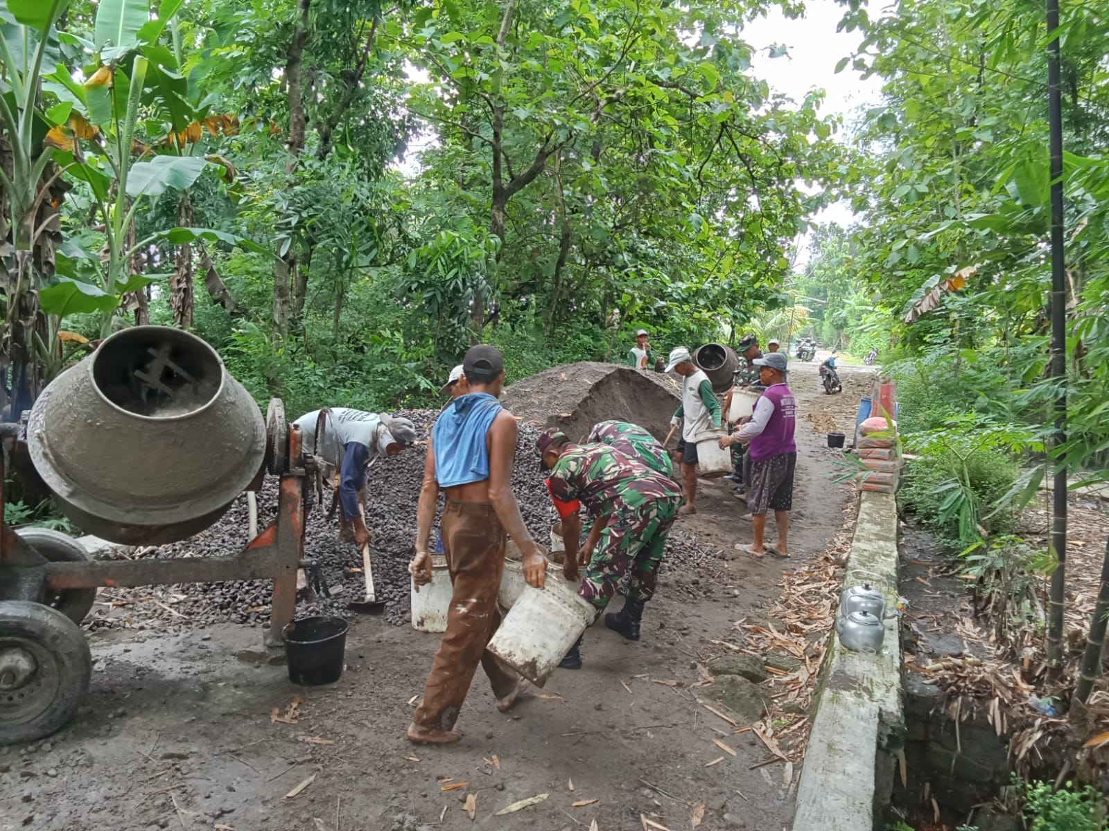 Babinsa Bersinergi dengan Masyarakat Gotong Royong Perbaiki Jalan Desa