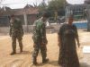 Babinsa Bantu Petani Jemur Padi, Ringankan Beban Petani