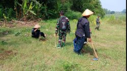 Babinsa Tanam Pohon Angsana di Pinggir Sungai Bengawan Solo
