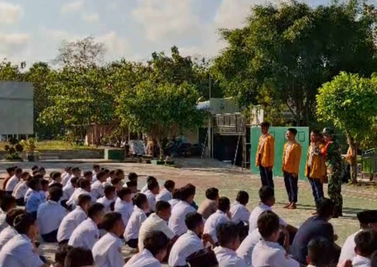 Babinsa Pendamping MPLS,  Membentuk Karakter Siswa yang Tangguh dan Berkarakter