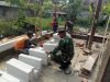 Selalu Hadir di Tengah Tengah Rakyat, Babinsa Gotong Royong Membangun Rumah Warga