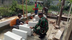 Selalu Hadir di Tengah Tengah Rakyat, Babinsa Gotong Royong Membangun Rumah Warga