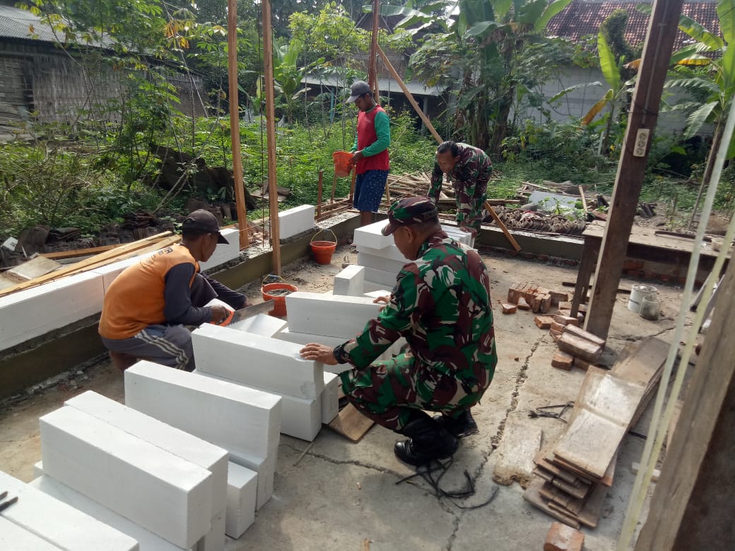 Selalu Hadir di Tengah Tengah Rakyat, Babinsa Gotong Royong Membangun Rumah Warga
